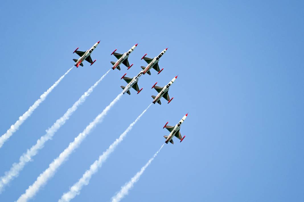 Mersin’de gökyüzü kırmızı beyaza boyandı: Türk Yıldızları nefesleri kesti 4